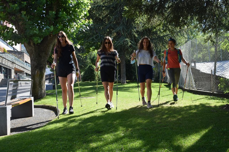 Marxa nòrdica en grup